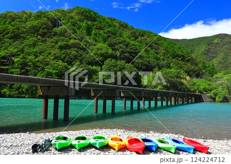 【高知県】晴天の勝間沈下橋とカヌー(四万十川) 【高知県】晴天の勝間沈下橋とカヌー(四万十川) 124224712