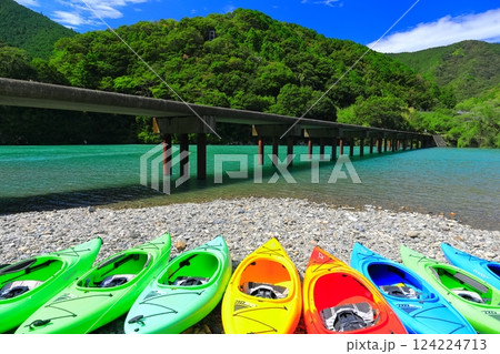 【高知県】晴天の勝間沈下橋とカヌー(四万十川) 【高知県】晴天の勝間沈下橋とカヌー(四万十川) 124224713