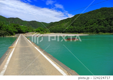 【高知県】晴天の三里沈下橋と屋形船（四万十川） 124224717