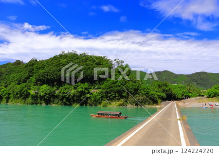 【高知県】晴天の三里沈下橋と屋形船（四万十川） 124224720
