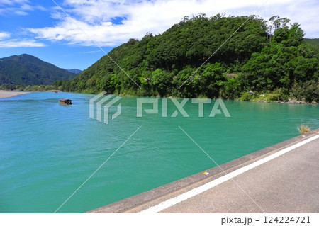 【高知県】晴天の三里沈下橋と屋形船（四万十川） 124224721