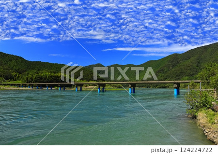 【高知県】晴天の佐田沈下橋(四万十川) 【高知県】晴天の佐田沈下橋(四万十川) 124224722