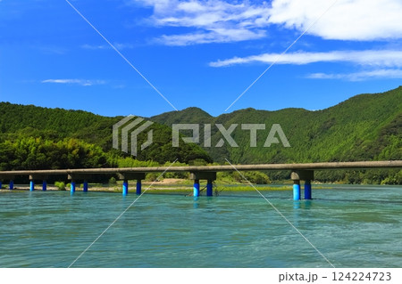 【高知県】晴天の佐田沈下橋（四万十川） 124224723