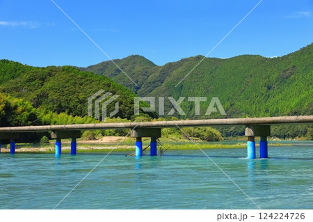 【高知県】晴天の佐田沈下橋(四万十川) 【高知県】晴天の佐田沈下橋(四万十川) 124224726