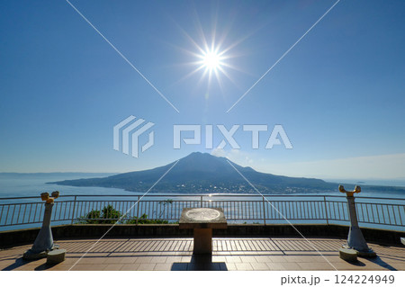 展望台から眺める桜島と太陽の自然風景 124224949