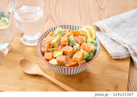 サーモンとアボカドのポキ丼 サーモンとアボカドのポキ丼 124225307