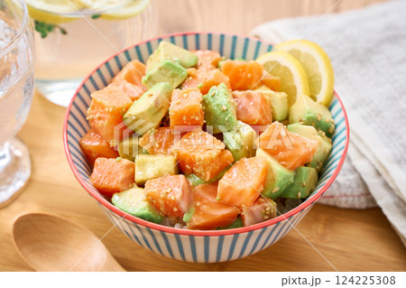 サーモンとアボカドのポキ丼 124225308