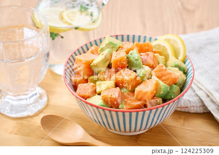 サーモンとアボカドのポキ丼 124225309