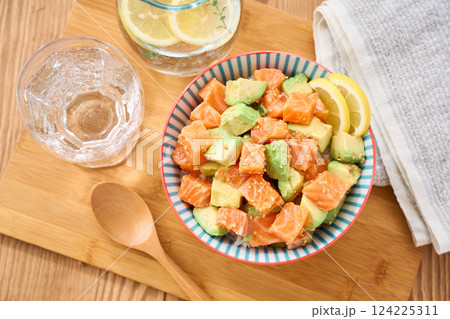 サーモンとアボカドのポキ丼 124225311