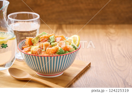 サーモンとアボカドのポキ丼 サーモンとアボカドのポキ丼 124225319