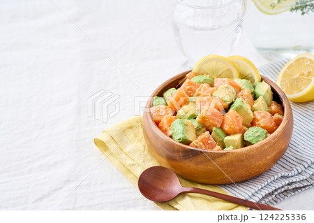 サーモンとアボカドのポキ丼 124225336