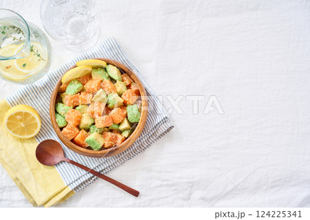 サーモンとアボカドのポキ丼 124225341