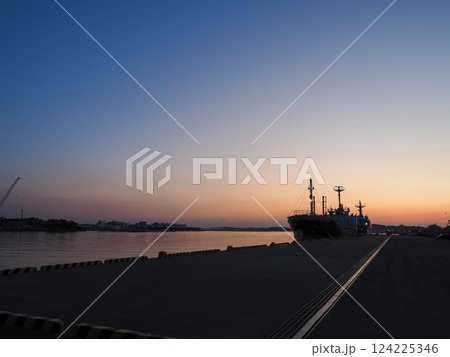 港の夜明け 124225346