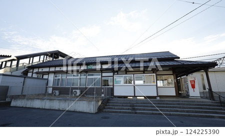 JR両毛線の国定駅駅舎 JR両毛線の国定駅駅舎 124225390