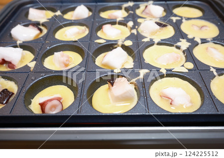たこ焼きを作るタコの投入 124225512