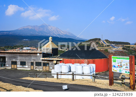 高千穂牧場のバイオマスプラントと高千穂峰 高千穂牧場のバイオマスプラントと高千穂峰 124225939