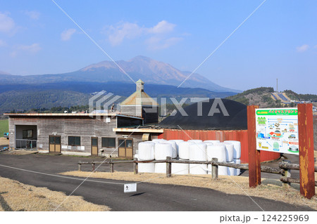 高千穂牧場のバイオマスプラントと高千穂峰 124225969