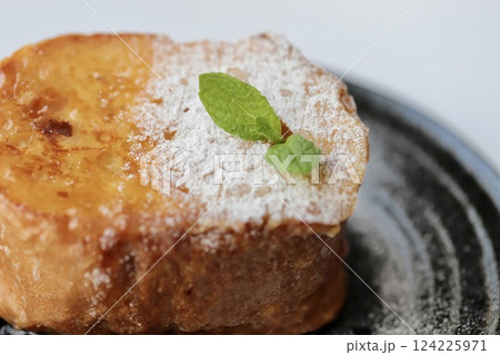ハチミツをかけたフランスパンのフレンチトースト 124225971