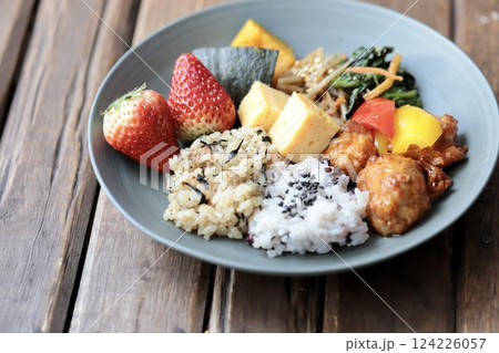 2種類ご飯のヘルシー和食のワンプレートご飯 124226057