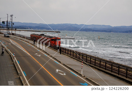 富山県雨晴海岸沿いを走るローカル列車 富山県雨晴海岸沿いを走るローカル列車 124226200