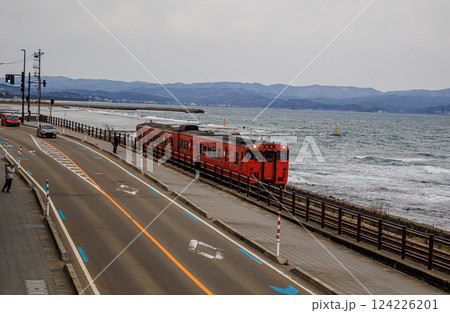 富山県雨晴海岸沿いを走るローカル列車 富山県雨晴海岸沿いを走るローカル列車 124226201