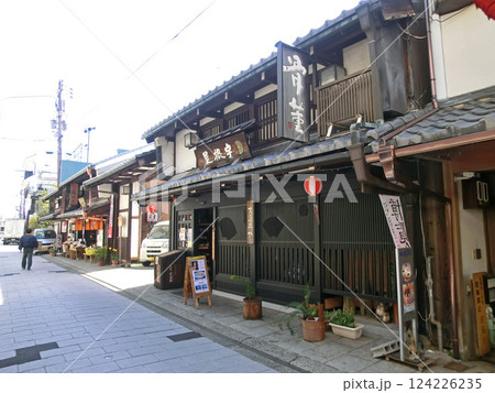 滋賀県長浜市の大通寺御坊表参道（宇根屋　骨董屋：閉業） 124226235