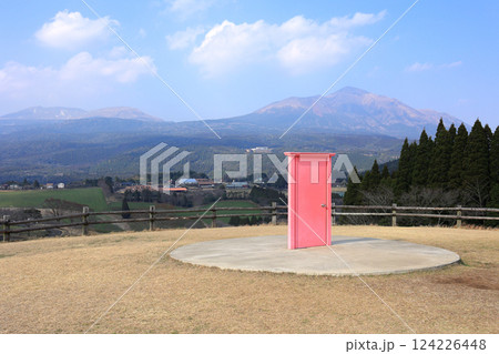 高千穂牧場の羊ヶ丘展望台から見るピンク色のドアと高千穂峰 高千穂牧場の羊ヶ丘展望台から見るピンク色のドアと高千穂峰 124226448
