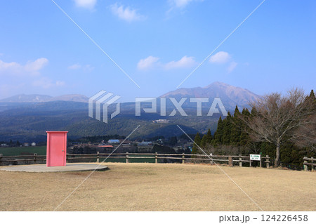 高千穂牧場の羊ヶ丘展望台から見るピンク色のドアと高千穂峰 124226458