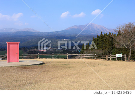 高千穂牧場の羊ヶ丘展望台から見るピンク色のドアと高千穂峰 124226459