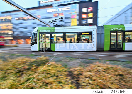 富山駅前を走るポートラム　路面電車 124226462