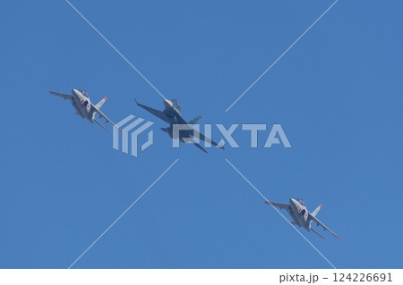 航空祭で編隊飛行を行う航空自衛隊 飛行開発実験団のF-2とT-4 124226691