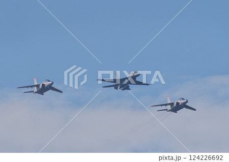航空祭で編隊飛行を行う航空自衛隊 飛行開発実験団のF-2とT-4 124226692