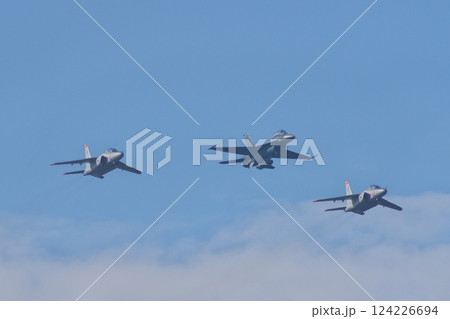 航空祭で編隊飛行を行う航空自衛隊 飛行開発実験団のF-2とT-4 124226694