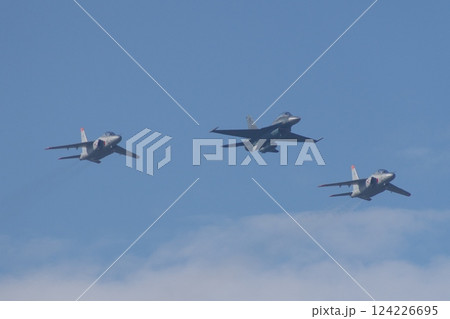 航空祭で編隊飛行を行う航空自衛隊 飛行開発実験団のF-2とT-4 124226695
