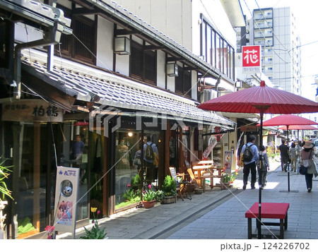 滋賀県長浜市の大通寺御坊表参道(柏鶴 衣料品) 滋賀県長浜市の大通寺御坊表参道(柏鶴 衣料品) 124226702