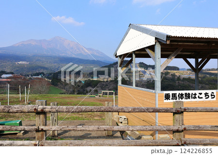 高千穂牧場から見る高千穂峰 高千穂牧場から見る高千穂峰 124226855