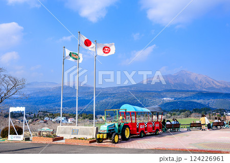 高千穂牧場から見る高千穂峰 124226961
