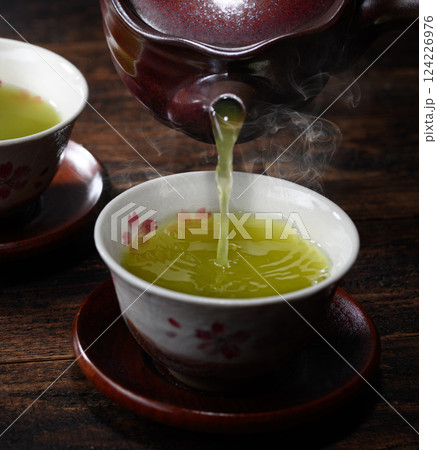 緑茶イメージ （暗い背景） 124226976