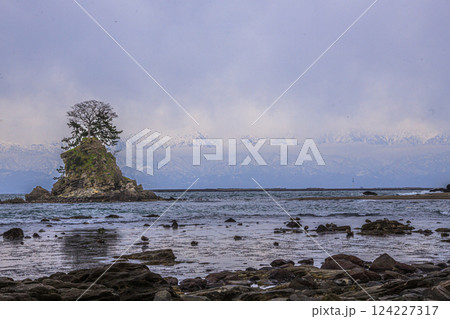 富山県の絶景、氷見の雨晴海岸と立山連峰の絶景 富山県の絶景、氷見の雨晴海岸と立山連峰の絶景 124227317