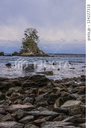 富山県の絶景、氷見の雨晴海岸と立山連峰の絶景 富山県の絶景、氷見の雨晴海岸と立山連峰の絶景 124227318