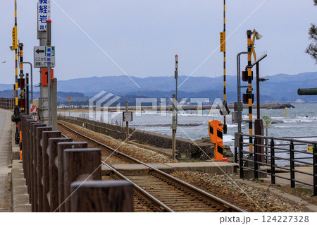 富山県の絶景、氷見の雨晴海岸と立山連峰の絶景 124227328