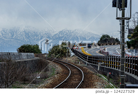 富山県の絶景、氷見の雨晴海岸と立山連峰の絶景 124227329