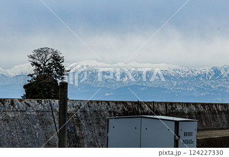 富山県の絶景、氷見の雨晴海岸と立山連峰の絶景 富山県の絶景、氷見の雨晴海岸と立山連峰の絶景 124227330