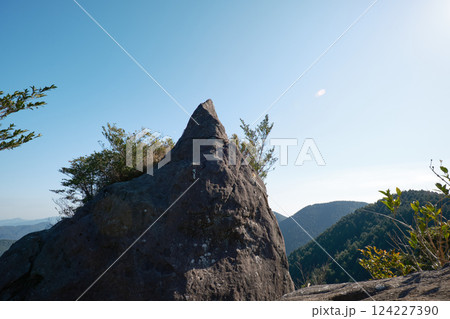 山頂の竜石 124227390