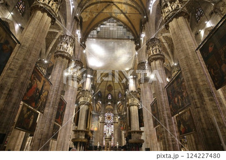 ミラノのドゥオーモの内部 124227480