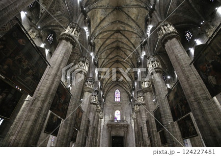 ミラノのドゥオーモの内部 ミラノのドゥオーモの内部 124227481