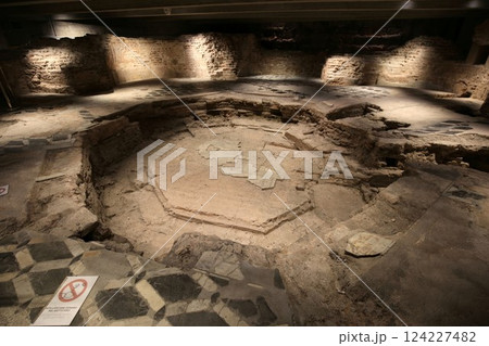 ミラノのドゥオーモの地下遺構にある浴室跡 ミラノのドゥオーモの地下遺構にある浴室跡 124227482