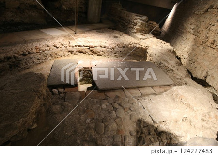 ミラノのドゥオーモの地下遺構にある石棺 ミラノのドゥオーモの地下遺構にある石棺 124227483