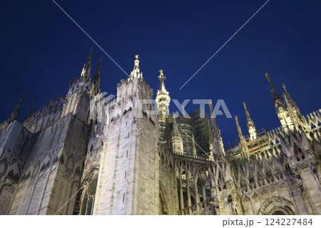 ライトアップされたミラノのドゥオーモ 124227484