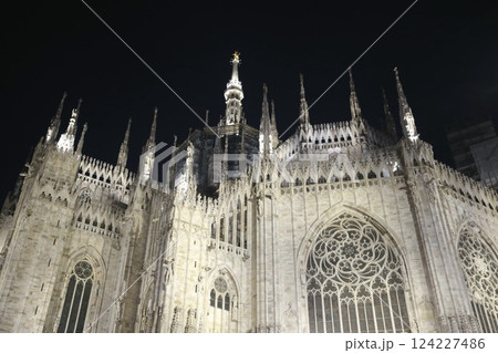 ライトアップされたミラノのドゥオーモ 124227486